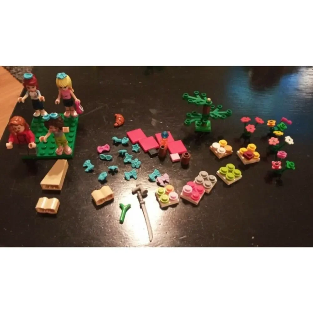 Set Of 5 Lego Friends Sets, 4 Extra Minifigures, Around 100 Extra Pieces TOO!